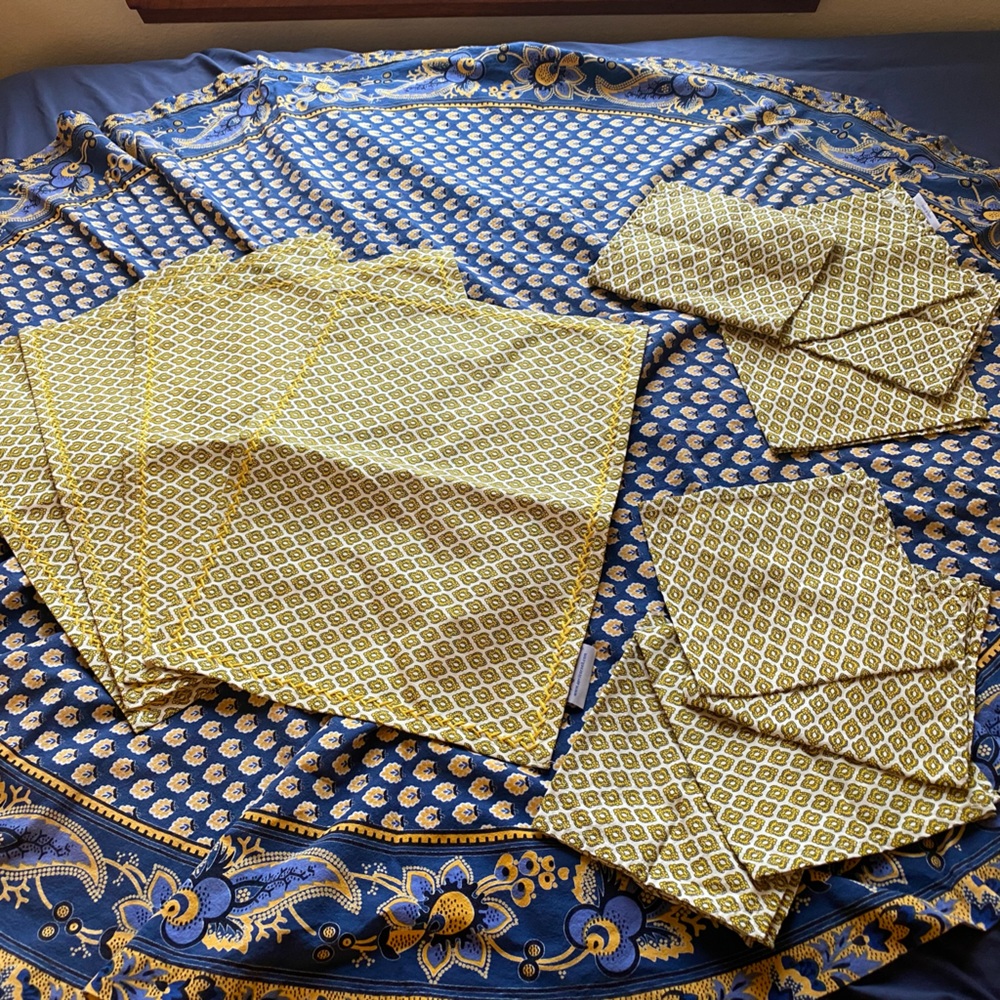 April Cornell 64” round tablecloth with 4 placemats & 8 napkins